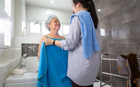 Caregiver bathing a patient - Step by Step: How to Give a Bed Bath. · Fill two basins with water; make sure it is warm. One is for soap up a washcloth, and the other is to hold warm water for rinsing. · Make sure you wash and dry your hands before washing your elder. · By using the back of your hand, check the temperature of the water.